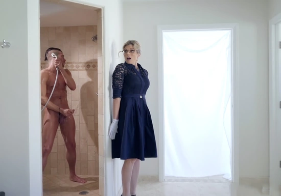 Мачеха спалила за дрочкой собственного пасынка и подглядывала за ним