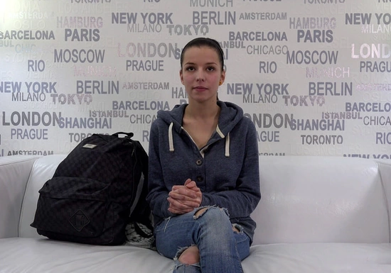 Чешский порно кастинг - скромная девчонка раздвигает ножки и трахается в писю