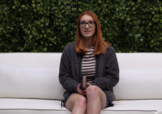 Ружая девушка впервые занимается сексом на порно кастинге