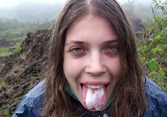 Миханика приняла сперму на язык после дрочки парню на курорте