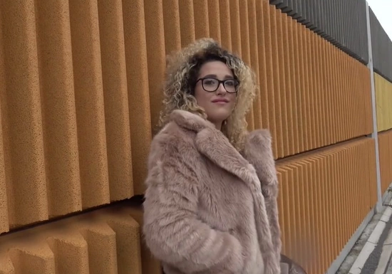 Шлюха за деньги готова трахаться где угодно и с кем угодно