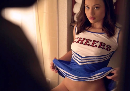 Молоденькая чир лидерша отдается взрослому учителю - молодые члены ее не интересуют