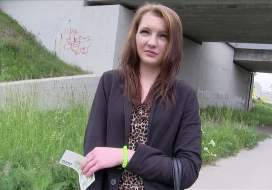 Чешская малышка повелась на легкие деньги и дала выебать себя незнакомцу