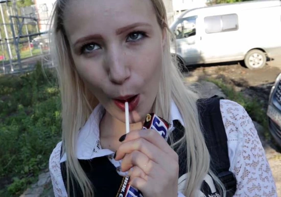 Молодая русская блондинка любит не только сладости, но и секс с взрослыми мужиками