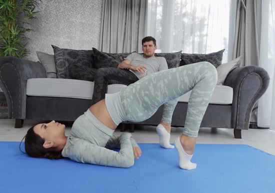 Парень не смог сдержать стояк и трахнул спортивную брюнетку