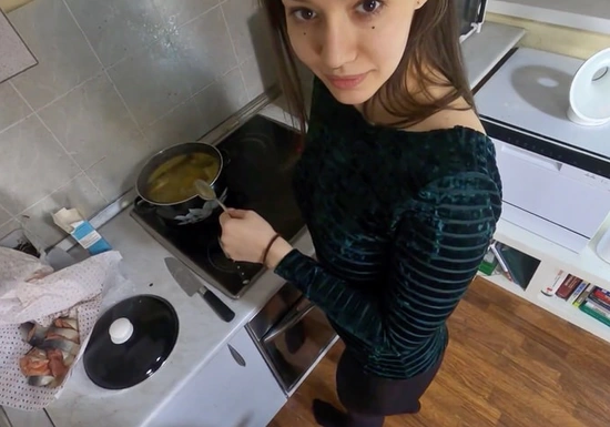 Русский секс на кухне с молоденькой женой в порно с разговорами