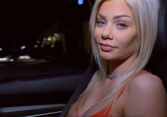 Сексуальная блондинка обожает секс с большими членами по локоть