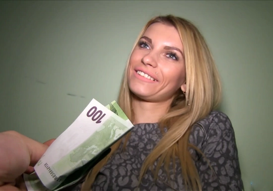 Хитрый пикапер пообещал девушке карьеру модели, дал денег и нагло выебал