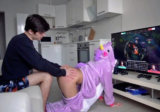 Помешала смотреть стрим по Доте 2, пришлось трахнуть ее как следует