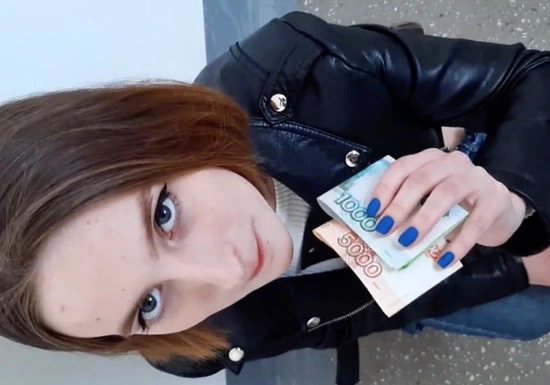 Дал девушек денег, а она согласилась на секс в подъезде