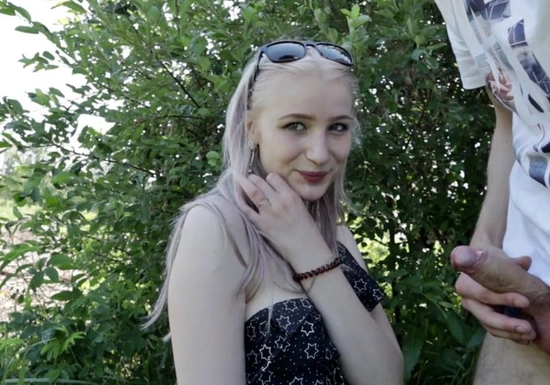 Русская девушка отсосала парню и дала кончить в рот после концерта