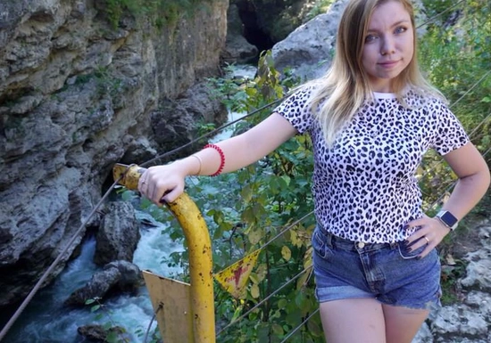 Экскурсия с русской пышкой закончилась минетом в пещере