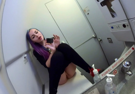 Девушке захотелось развлечься во время перелёта, и она решила пошликать в туалете