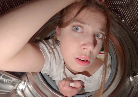 Сводная сестра застряла в стиралке во второй раз, и тут брат не провтыкал