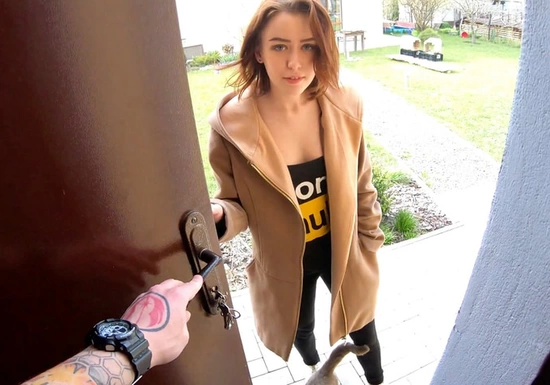 Зашла к соседу типа за едой, а на самом деле хотела потрахаться