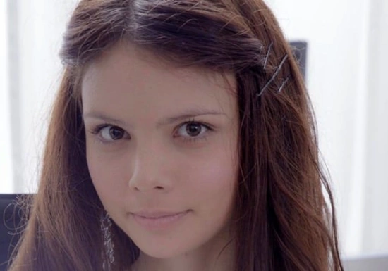 Милая русская девушка просто заслужила на сладкий и нежный секс