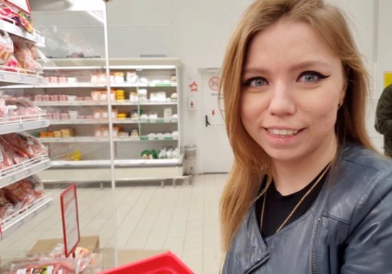 Подкатил к пышке в супер маркете и предложил попробовать свою сосиску - она согласилась!