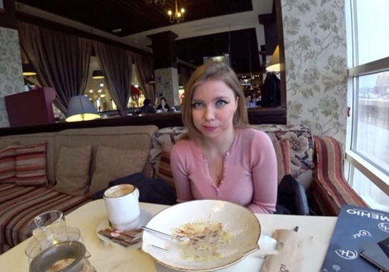 Сводил русскую пышечку в ресторан и на шопинг, а потом кончил в рот в примерочной