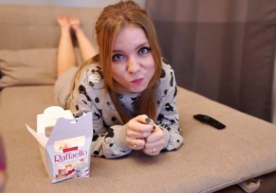 Русская пышечка кончает от вибратора, глотает член и принимает сперму в рот