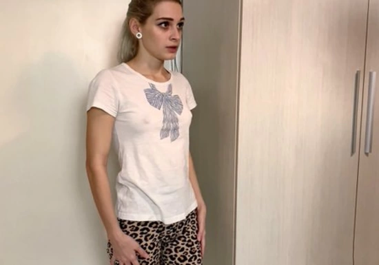 Молодая уборщица плохо выполняет свою работу - приходится отрабатывать аналом