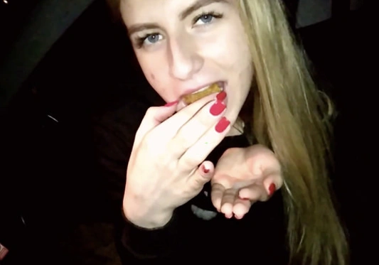 Русская шлюшка сделала минет в машине и скушала нагедс со спермой