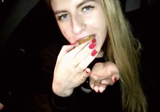 Русская шлюшка сделала минет в машине и скушала нагедс со спермой