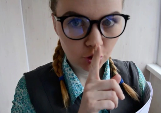 Сестра жены тихо отсосала на балконе, пока жена на кухне