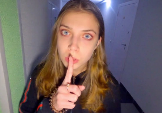 Трахаемся с подругой в подьезде, потому что дома её мамка!