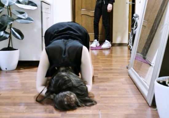 Только вернулся с работы, а жена уже стоит раком и ждет когда я её выебу