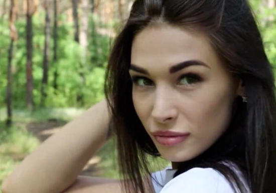 Привел сексуальную подружку в лес и дал отсосать на природе