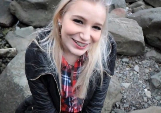 Залезла на закрытую зону для отдыха и отсосала охраннику