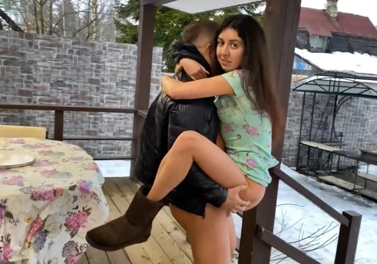 Русская изменяет с другом мужа, пока он на работе