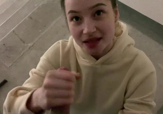 Соседка сделала быстрый минет в подьезде со спермой в рот