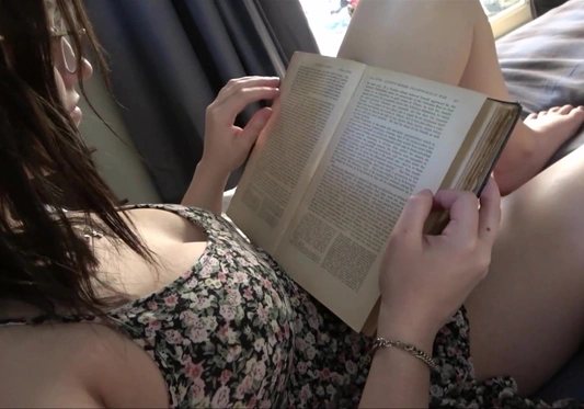 Хотела просто почитать книжку, а только соблазнила парня на секс