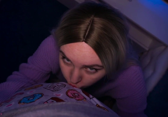 Милая девушка сладко сосет и ездит большой попой на горячем члене друга