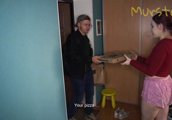 Поругалась с парнем, заказала пиццу и изменила с доставщиком