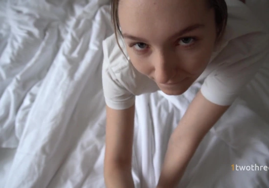 Девушка любит сосать своему парню и лизать его яйца