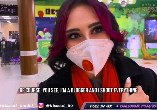 Встретил незнакомку в торговом центре и трахнул в примерочной