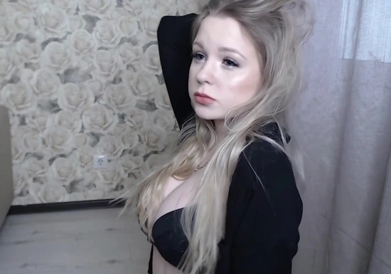 Русская милашка танцует стриптиз и возбуждает парней перед камерой