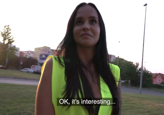 Симпатичная чешская уборщица повелась на легкие деньги и дала пикаперу