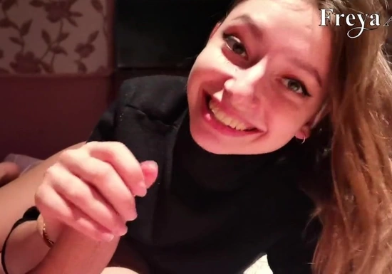 Русская девушка старалась, делала парню минет, а он кончил ей в рот