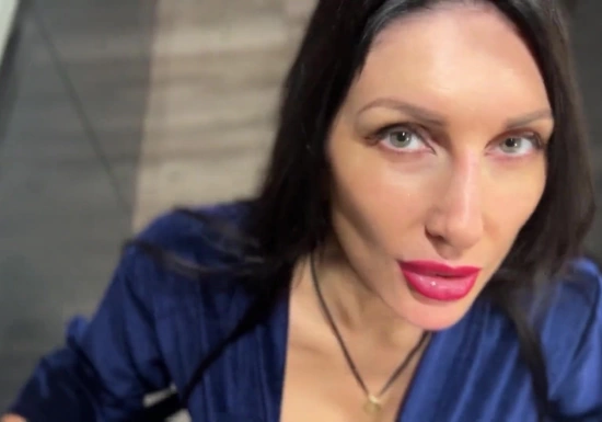 Горячая милфа за 40 накормила любовника и дала ему на кухне