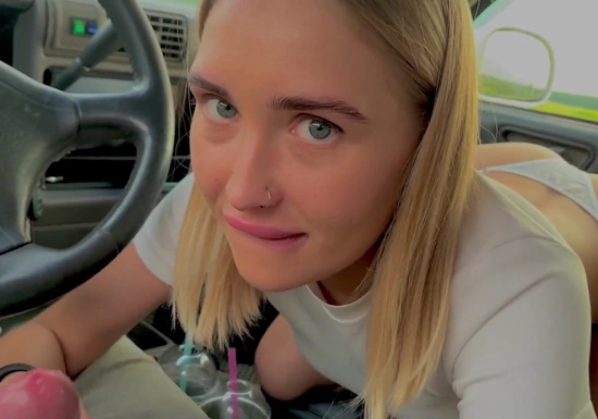 Блондинка сосет член в машине