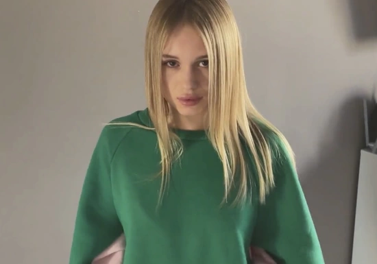 Показала парню нежную киску и красивую грудь, потому что захотела секса