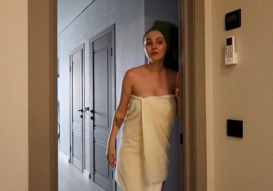 Молодая русская мамка возбудила пасынка на секс