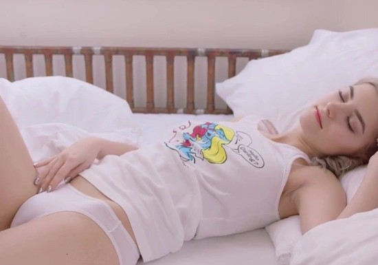 Нежную русскую девушку трахают в киску