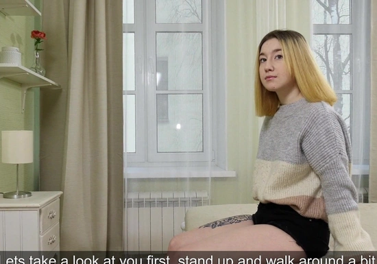 Русская девушка пришла поработать как модель, а попала на порно кастинг