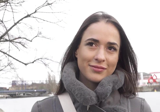 Порно кастинг с симпатичной незнакомкой