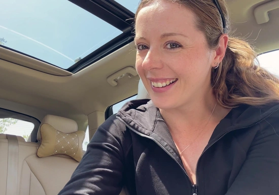 Милашка мастурбирует в машине