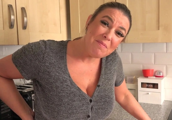 Зрелая женщина делает домашний минет